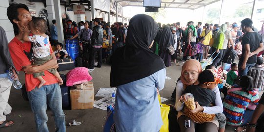 Jembatan comal ambles, pemudik dengan KA ke Jateng membludak