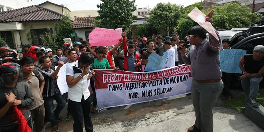 Tolak hasil Pilpres di Nias Selatan, pendemo geruduk KPU Sumut