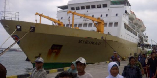 Ruang tunggu di Pelabuhan Tanjung Jabung Barat nyaris ambruk