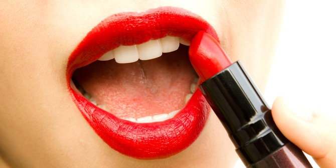 6 Cara Tepat Pakai Lipstik Merah seperti Taylor Swift