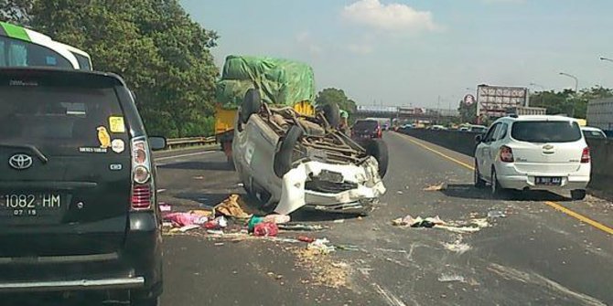 Hasil gambar untuk mobil kecelakaan terbalik di jalan tol