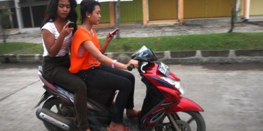 7 Kebiasaan berbahaya wanita saat naik motor, apa saja?