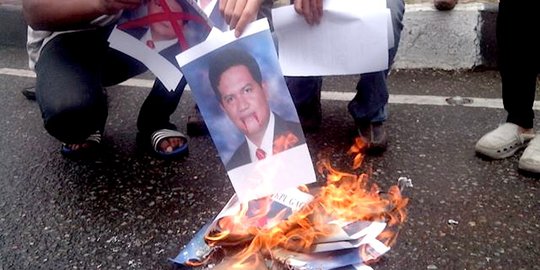 Belasan pendukung Prabowo di Aceh bakar foto ketua KPU