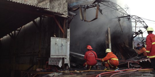 3 Panti pijat di Jalan Inspeksi Kalimalang ludes terbakar