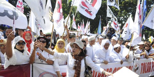 Aksi massa Prabowo dari istri aparat sampai ajak tunanetra ke MK