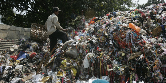 Liburan usai,ratusan ton sampah diangkut dari pantai di Sukabumi