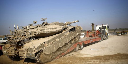 Ditarik dari perbatasan Gaza, tank Israel diangkut truk trailer