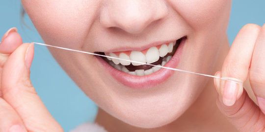 4 Manfaat penting flossing untuk kesehatan gigi!