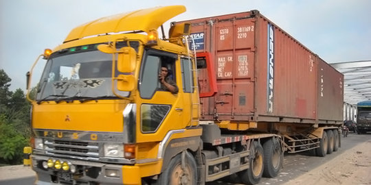 Lagi, truk mogok di perlintasan kereta api