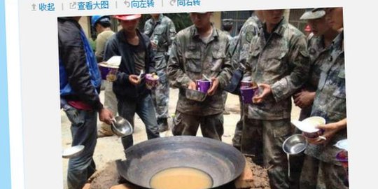 Foto tentara China makan mi lumpur menuai kecaman