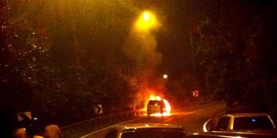 Xenia terbakar di Underpass Tol Cawang