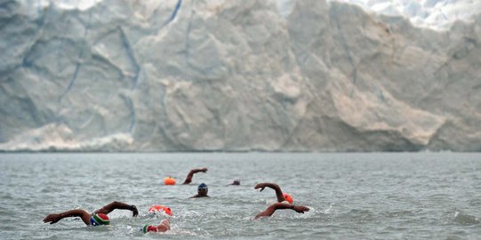 Ekstremnya perlombaan renang di danau es Gletser Perito Moreno