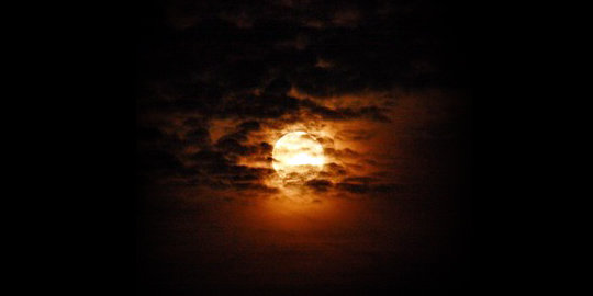 Inilah foto Supermoon dilihat dari luar angkasa