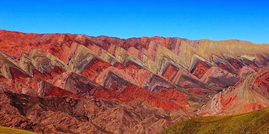 Menikmati langit biru di atas gunung 11 warna