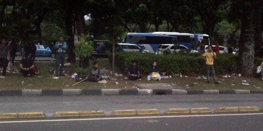 Massa Prabowo bubar, depan Gedung MK dipenuhi sampah