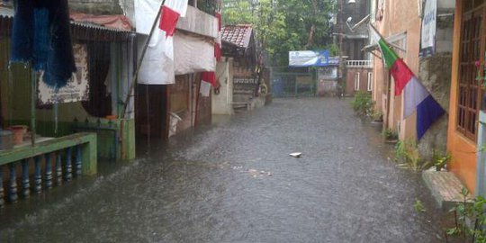 Hujan deras guyur Jakarta, rumah di Petogogan terendam banjir