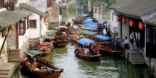Menelusuri 14 jembatan di kota air Zhouzhuang