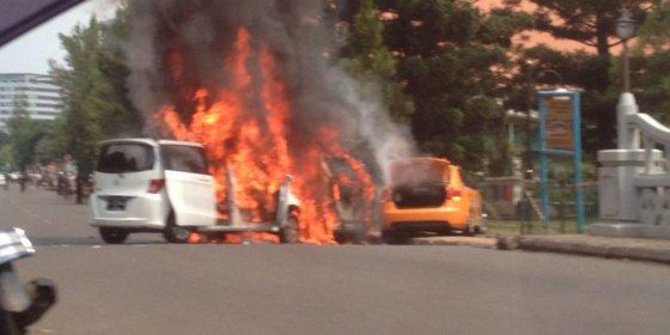 Kecelakaan hanguskan tiga mobil di Bintaro  merdeka.com