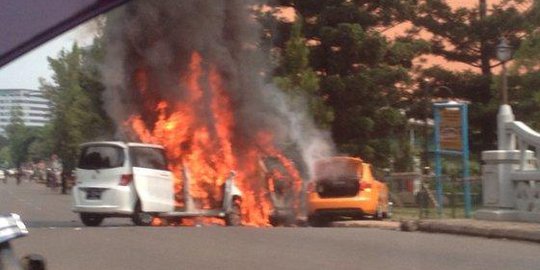 3 Mobil terbakar di Bintaro, 7 orang dilarikan ke rumah sakit