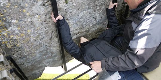 Cium Blarney Stone ini dipercaya bisa bikin orang pintar bicara