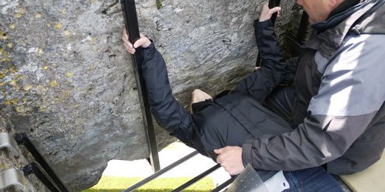 Cium Blarney Stone ini dipercaya bisa bikin orang pintar bicara