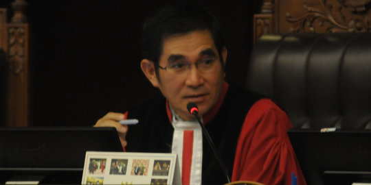 Hakim MK ke saksi Prabowo: Kalau gak lihat angka jangan sok muda