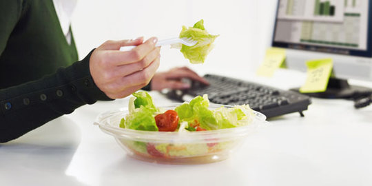 Hentikan kebiasaan makan di meja kerja sekarang juga!