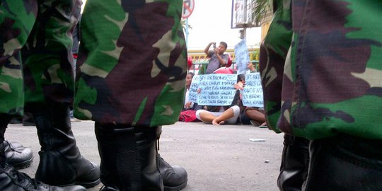 di jalan mobil anggota tni dirusak massa rev2