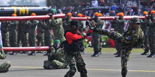 ratusan tni amuk kendaraan umum rev2