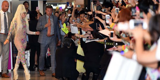 Tiba di Jepang, Lady Gaga kenakan kostum transparan