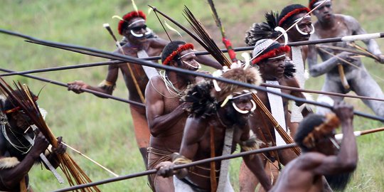 Hasil gambar untuk foto suku dani di papua