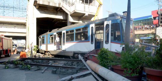 Tergelincir, kereta komuter di Filipina terobos tembok pembatas
