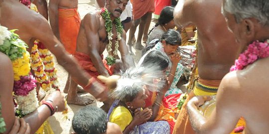 Ritual di India, pecahkan kelapa pakai kepala