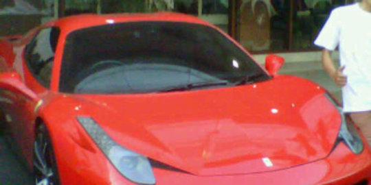 Ngebut di Tol MT Haryono, mobil mewah Ferrari ditilang polisi
