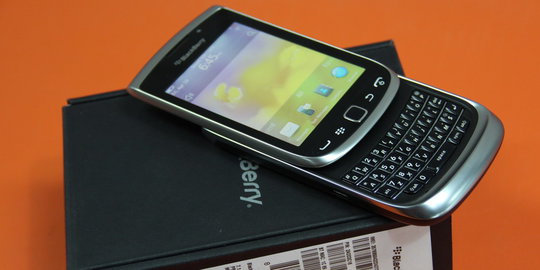 BlackBerry Torch 9810, smartphone slide tipis dengan memori 8 GB