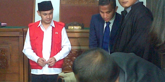 Mohon ampun, Guntur Bumi menangis di persidangan