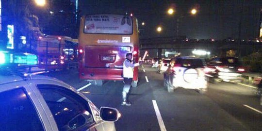 Truk dan bus Transjakarta tabrakan di depan Slipi Jaya