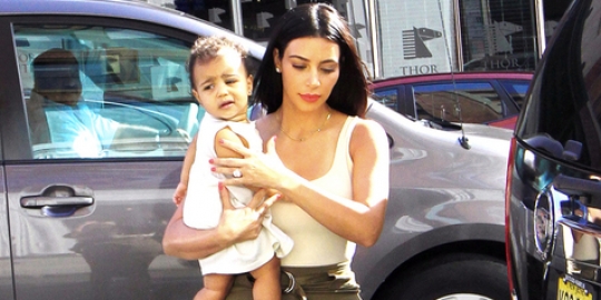 Kim Kardashian - North West kembaran outfit, bagaimana jadinya?