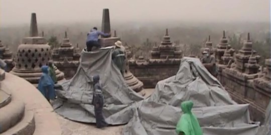 1.028 Bidang batu lantai tangga Candi Borobudur aus