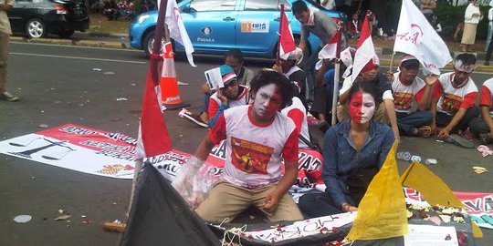 Massa Prabowo bawa keranda dan tabur bunga di MK