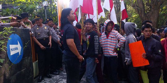 Tuntut Pilpres ulang, massa Prabowo-Hatta geruduk KPU Semarang
