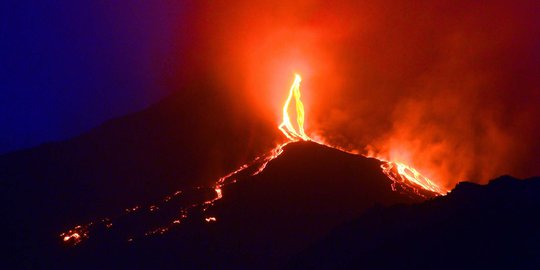 Dahsyatnya semburan lava gunung berapi terbesar di Eropa