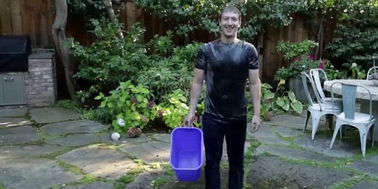 Mark Zuckerberg tantang Bill Gates ikuti Ice Bucket Challenge