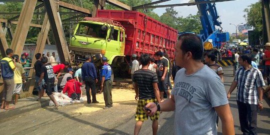 Rumah mantan Ketua DPRD ditabrak truk, 12 burung mahal hilang