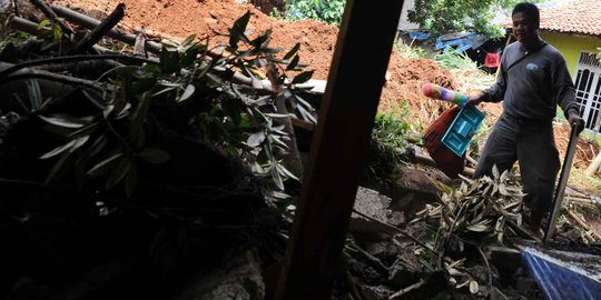 Ibu dan anak korban tewas longsor di Bogor ditemukan berpelukan