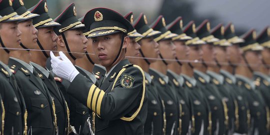 Cara unik tentara China luruskan barisan pakai benang