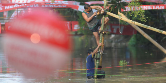 Melihat persiapan lomba panjat pinang di Kali Inspeksi