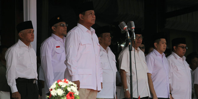 Berkemeja putih, Prabowo pimpin upacara HUT RI di Cibinong 