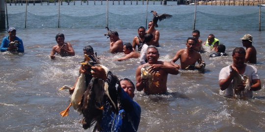 Rayakan HUT RI, nelayan Bali gelar lomba tangkap bebek