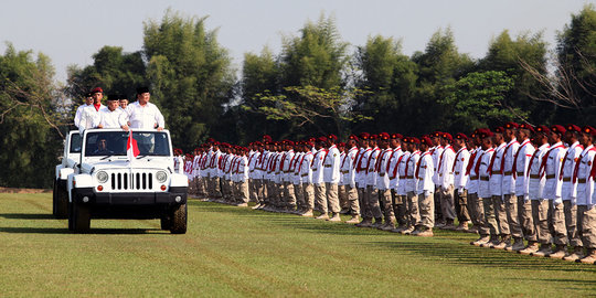 Pimpin upacara, Prabowo inspeksi pasukan naik jip Rubicon